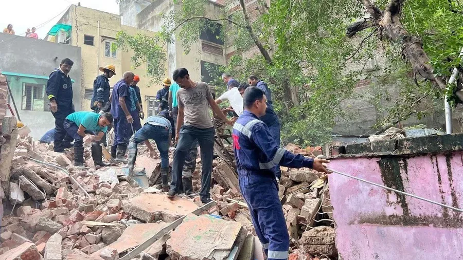 અમદાવાદના મીઠાખળીમાં 3 માળનું મકાન ધરાશાયી, એકનું મોત, 4 ઇજાગ્રસ્ત