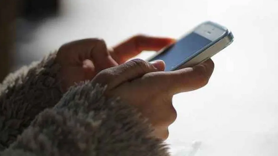 ગેમ રમતી દીકરીને મોબાઇલમાં બીજી મહિલા સાથે મળ્યા પિતાના અશ્લીલ ફોટા, પછી...