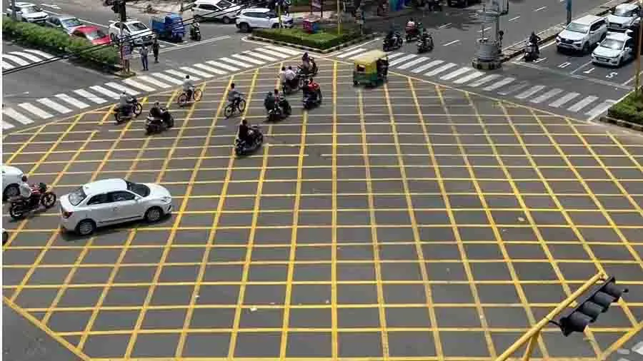 ટ્રાફિક નિયમો તોડનારા માટે અમદાવાદમાં નવો પ્રયોગ, રસ્તામાં યલો બોક્સ રખાયું