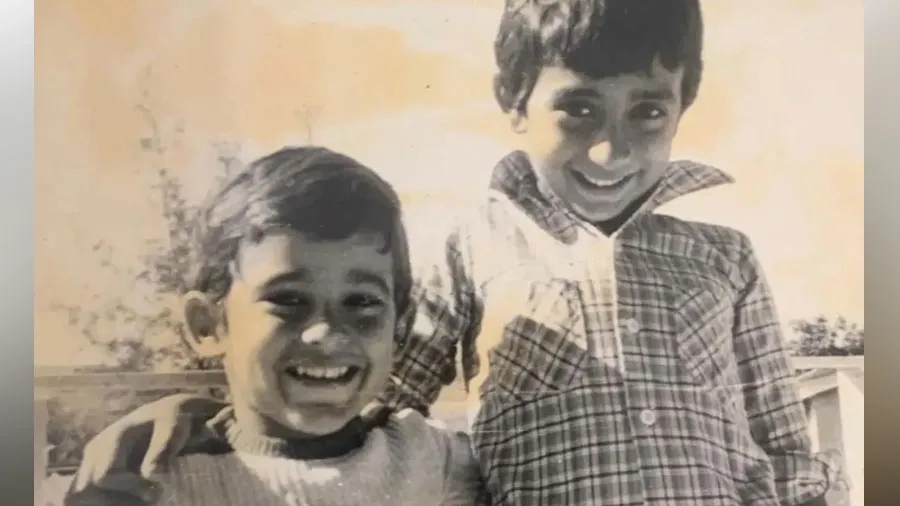 ઓળખી બતાવો બોલિવુડના આ બે ભાઈઓને! સુપરસ્ટાર અભિનેતાના છે સંતાન