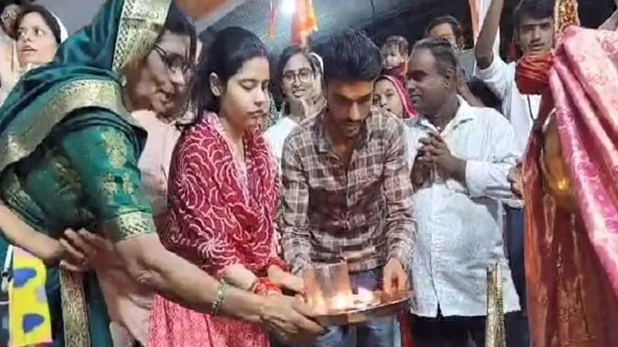 પ્રેમમાં રૂબીના બની રક્ષા, મંદિરમાં કર્યા લગ્ન, પતિ સાથે ભગવાન શિવની આરતી ઉતારી