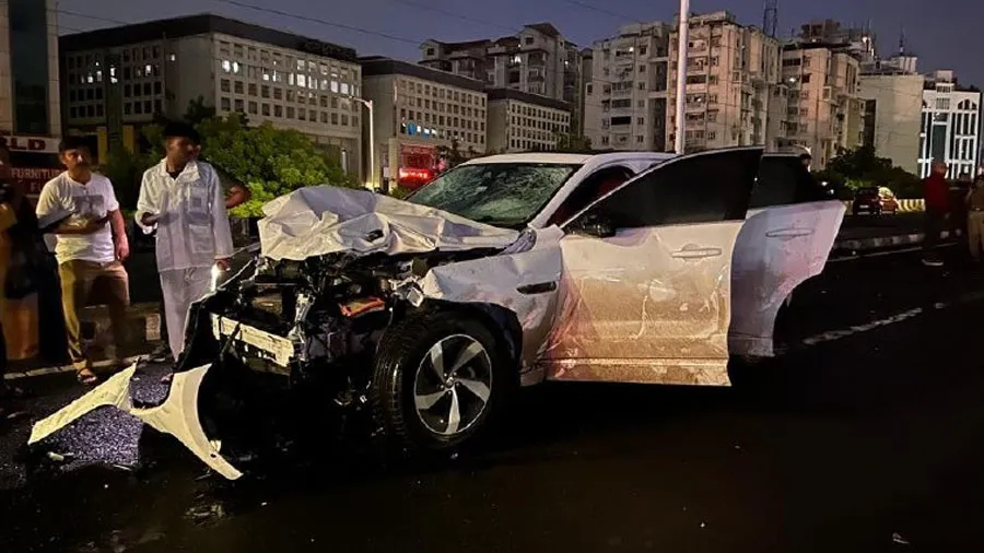 અમદાવાદમાં અકસ્માત જોતી ભીડને પૂર ઝડપે આવતી jaguar કારે કચડતા 9ના મોત