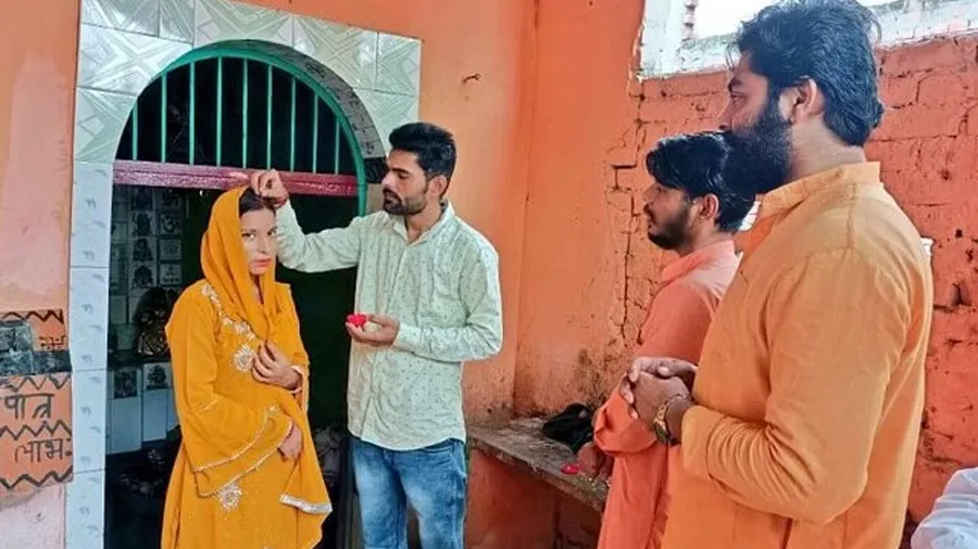 મુસ્લિમ યુવતીએ હિન્દુ યુવક સાથે કર્યા લવ મેરેજ, મંદિરમાં લીધા સાત ફેરા