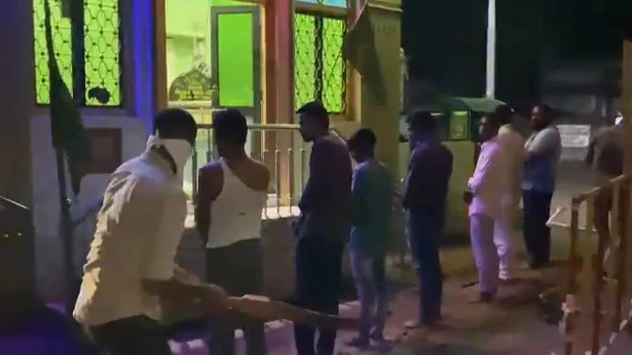 જાહેરમાં ફટકારવા માટે ડેપ્યુટી SP સહિત 33 પોલીસને ગુજરાત હાઇકોર્ટે નોટિસ ફટકારી