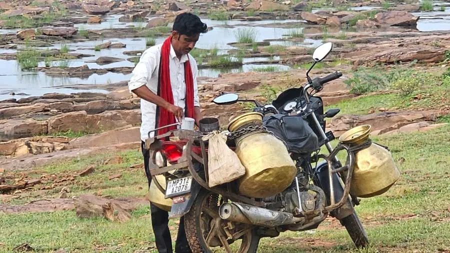 નદી કિનારે દૂધમાં પાણી ભેળવી રહ્યો હતો દૂધવાળો, કલેક્ટરે ફોટા પાડી વાયરલ કર્યા