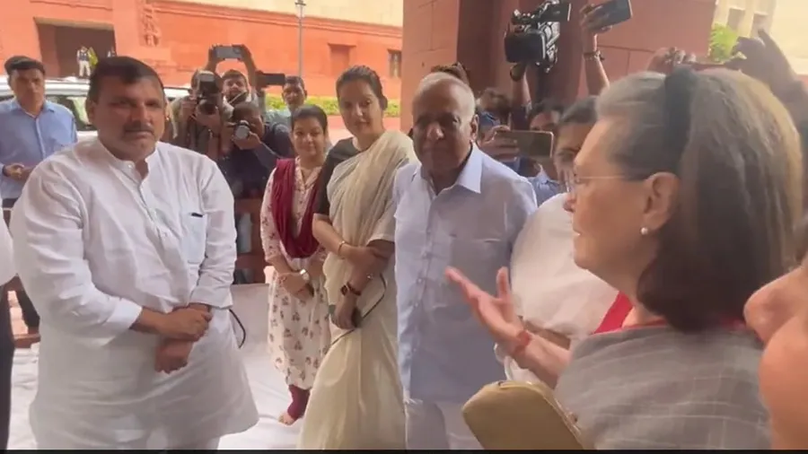 સોનિયા ગાંધીએ દિલ પર હાથ રાખીને આપ્યો સંજય સિંહને સાથ, આ વીડિયોના સંકેત સમજો