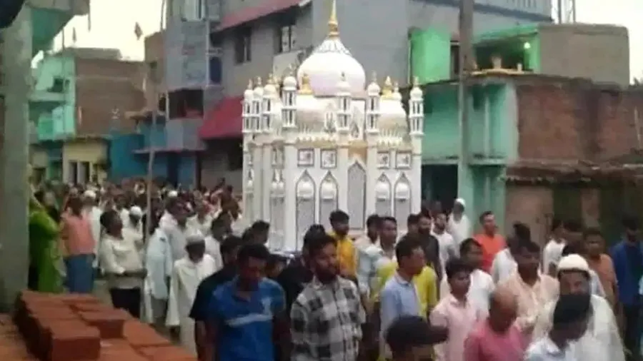 હાઇટેન્શન તારની ચપેટમાં આવવાથી તાજિયામાં બ્લાસ્ટ, 4ના મોત, 9ની હાલત ગંભીર, Video