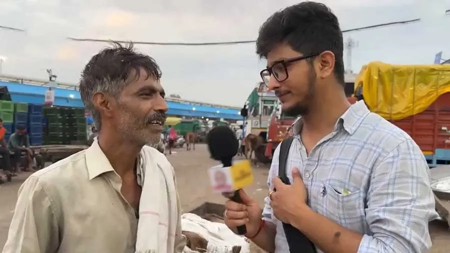 ટામેટાના ભાવે તો એવા મજબુર કર્યા છે કે, આ શાકભાજીવાળાનો વીડિયો તમને રડાવી દેશે