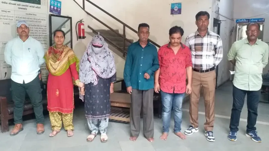 અમદાવાદઃ ઇન્ટરનેટ પરથી શીખી ઘરમાં જ 50-100 રૂપિયાની નકલી નોટ છાપતા, વટાવવા ગયા..