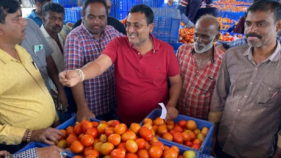 ટામેટા 200 રૂપિયા કિલોને પાર, ભાવ સાંભળી લોકો થયા લાલ!