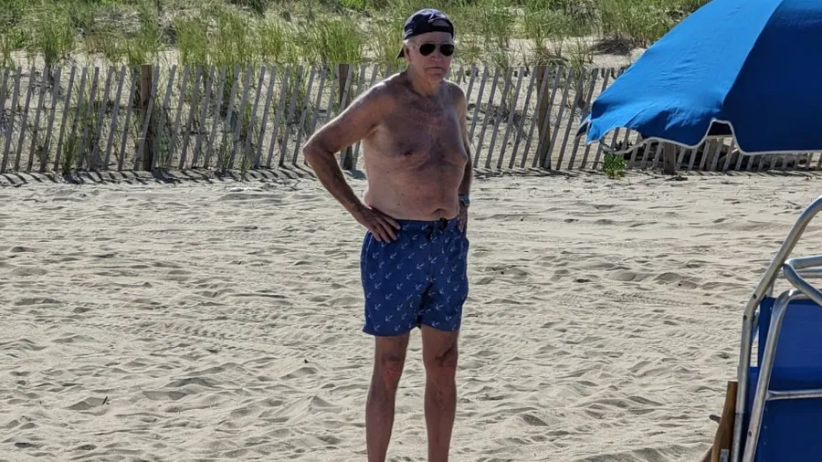 અમેરિકાના 80 વર્ષના રાષ્ટ્રપતિ જો બાઇડન બીચ પર શર્ટલેસ દેખાયા, પરિવાર સાથે  મજા