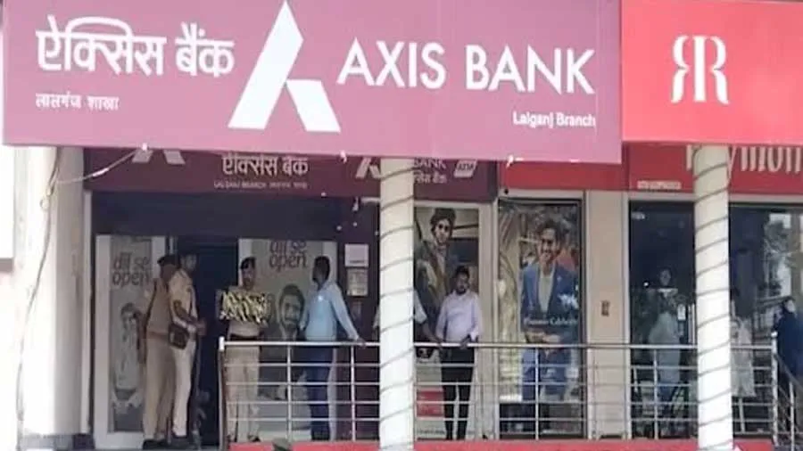 બેંક ખુલીને હાફપેન્ટમાં આવેલા 5 લૂંટારા એક્સિસ બેંકમાંથી 1.16 કરોડ લૂંટી ગયા