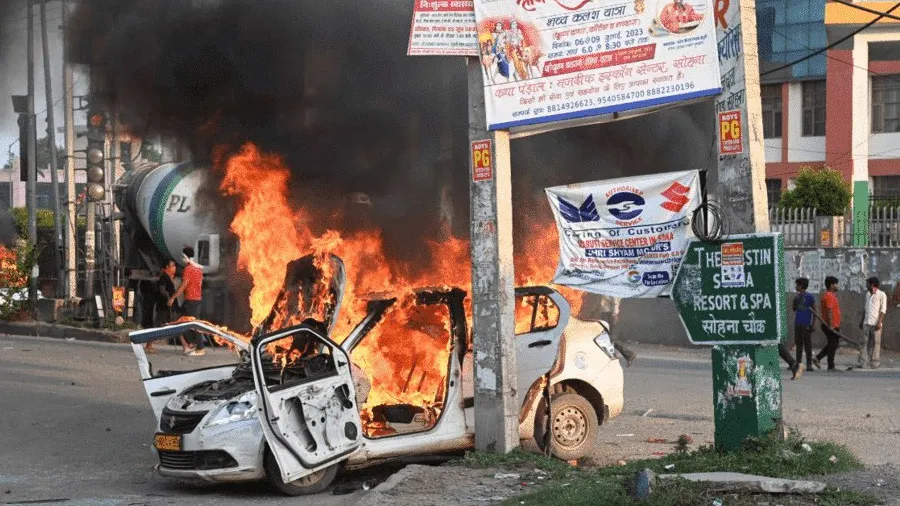 દંગાખોરોએ સળગાવી દીધી મહિલા જજની કાર, 3 વર્ષની દીકરી સાથે બસ સ્ટેન્ડમાં..