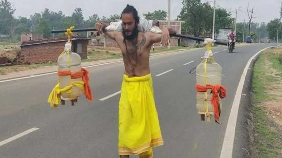 ભોલેનાથનો અદ્ભુત ભક્ત, ખભા પર 51 લીટર ગંગાજળ લઈને કરી રહ્યા છે 350 Kmની પદયાત્રા