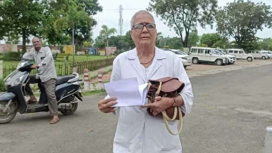 PF માગતા ક્લાર્કે કહ્યું- બહેન,તમે કંઈક આપ-લે કરો કે નહીં,નર્સે વાળ કાપીને આપ્યા