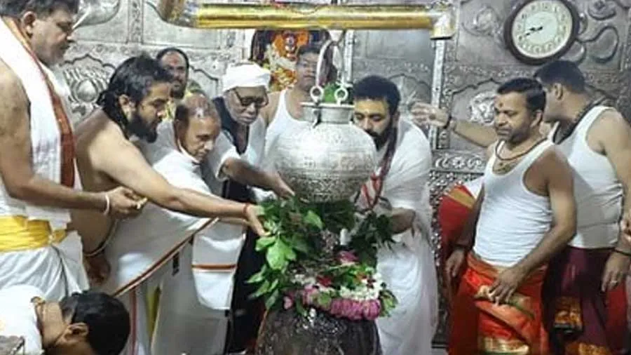 મહાકાલ મંદિરના ગર્ભ ગૃહમાં મોરારી બાપુ માથા પર સફેદ વસ્ત્રમાં ગયા તો હોબાળો થયો