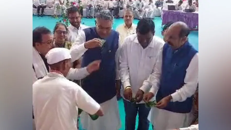 આદિવાસી પંરપરાથી અજાણ ગુજરાતના મંત્રી ચરણામૃત સમજીને દેશી દારૂનો ઘૂંટડો પી ગયા