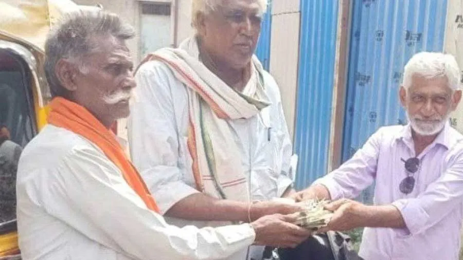 રીક્ષાચાલક અફઝલે મંદિર જતા શ્રદ્ધાળુની 2 લાખ ભરેલી બેગ પરત આપી ઈનામી ઓફર ઠુકરાવી