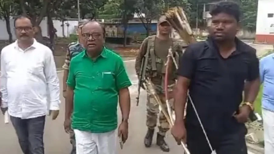 આ ધારાસભ્ય તીર-કામઠાવાળા સિક્યોરિટી ગાર્ડ રાખે છે, જણાવ્યું કારણ