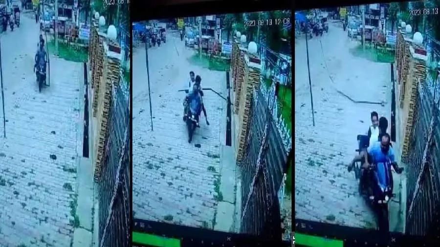 બેકાબૂ થઈ ગઈ બાઇક, પોલ તોડીને દીવાલમાં ઘૂસી ગયા યુવક, જુઓ વીડિયો