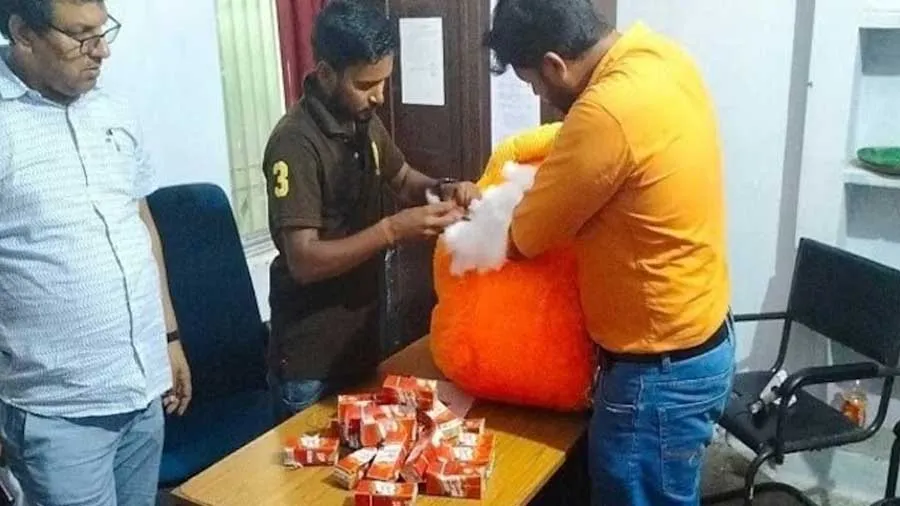 ટેડી બીયરમાં મૂકીને થઈ રહી હતી દારૂની તસ્કરી, કાકાએ ભત્રીજાને બનાવ્યો મહોરો