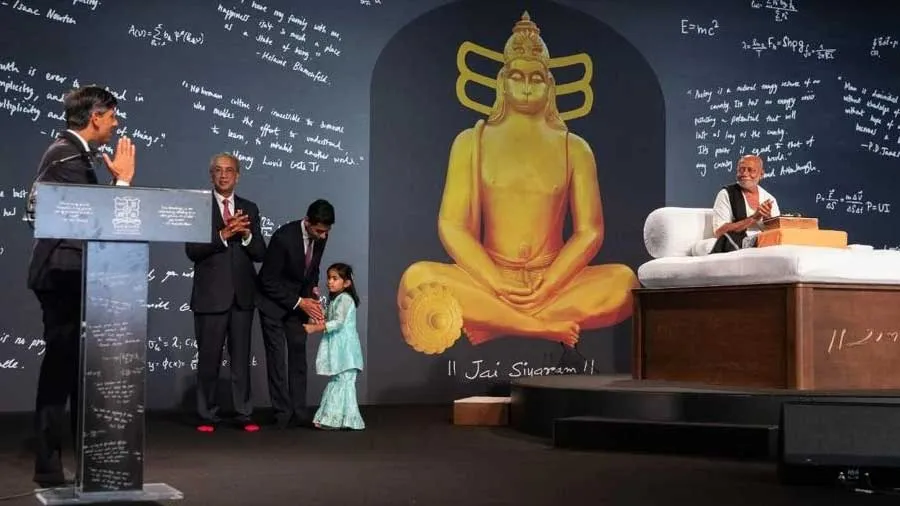 મોરારી બાપૂની કથામાં પહોંચ્યા બ્રિટનના પ્રઘાનમંત્રી ઋષિ સુનક, જુઓ Photos