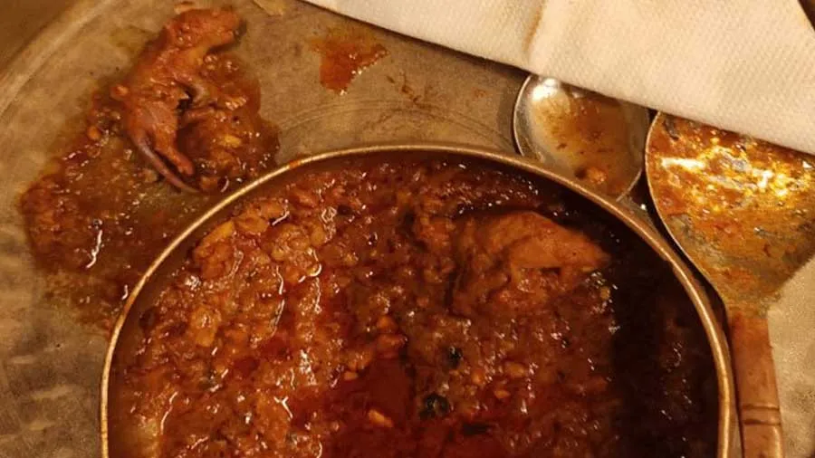 મુંબઈમાં ચિકન કરીમાં મળી આવ્યું ઊંદરનું બચ્ચું! પછી...