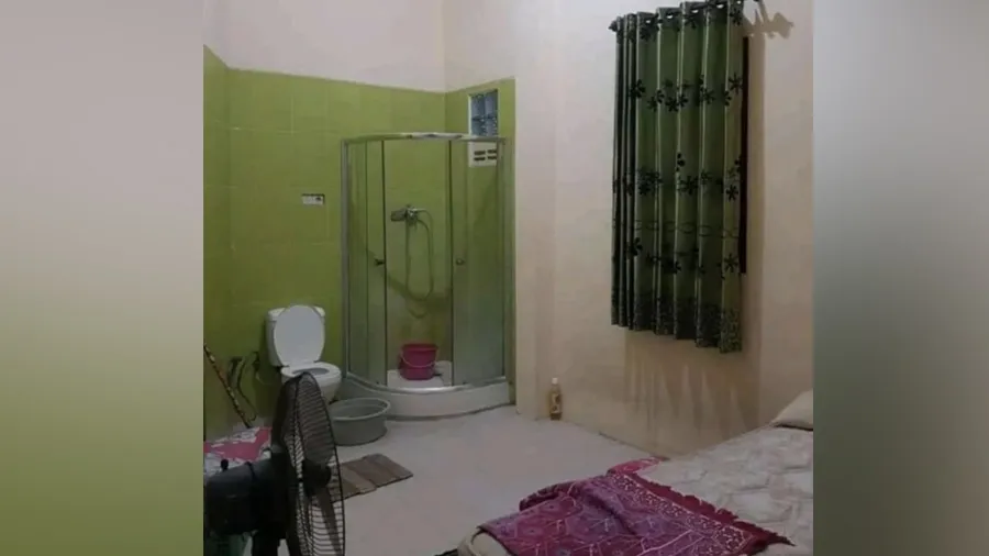 રૂમમાં બેડની સાથે જ ટોયલેટ, આ પૉશ વિસ્તારના ભાડેના મકાનની છે આ તસવીર