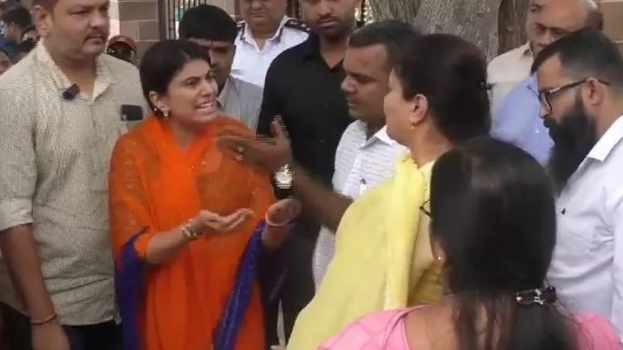Video:‘આ બધુ સળગાવવા વાળા તમે જ છો’, રિવાબાએ MP પૂનમ માડમને તતડાવ્યા, મેયરને..
