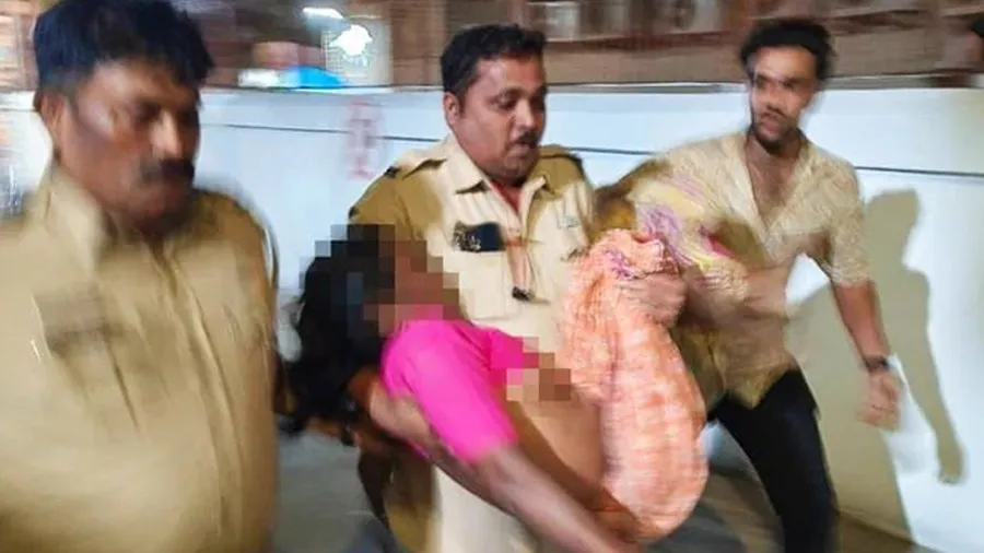 એમ્બ્યુલન્સની રાહ જોયા વિના પોલીસ કોન્સ્ટેબલે ઈજાગ્રસ્ત વૃદ્ધાની આ રીતે કરી મદદ