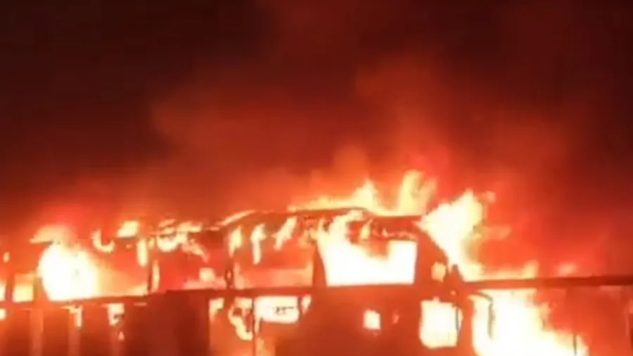 પાકિસ્તાનમાં પેસેન્જર બસમાં ભીષણ આગ, 16 લોકો જીવતા સળગતા મોત