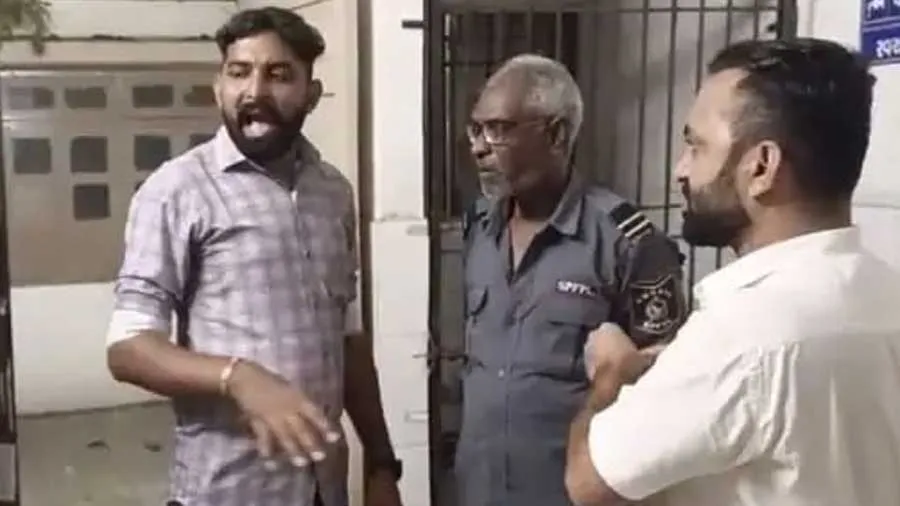 SMC સુરક્ષા ગાર્ડને 16-18 કલાક કામ કરાવી 8 કલાકનો પગાર આપે છેઃ AAP કોર્પોરેટર