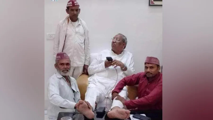 UPની ભાજપ સરકારના મંત્રીની તસવીર વાયરલ, કાર્યકર્તાઓ પાસે પગ દબાવતા નજરે પડ્યા