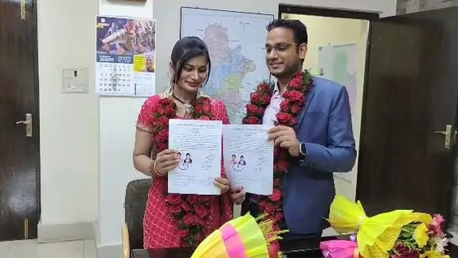 માળા, મીઠાઇ અને કોર્ટ ફીસ.. માત્ર 2000ના ખર્ચે IAS સાથે IPS અધિકારીના થયા લગ્ન