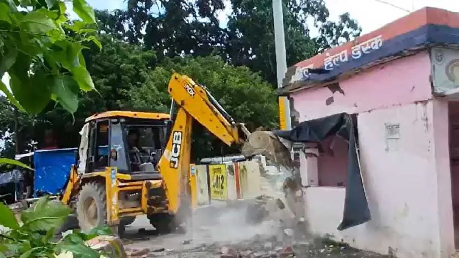 બોલો કોર્ટની જમીન પર ગેરકાયદેસર પોલીસ સ્ટેશન બનાવી દેવાયું, ચાલ્યું બુલડોઝર