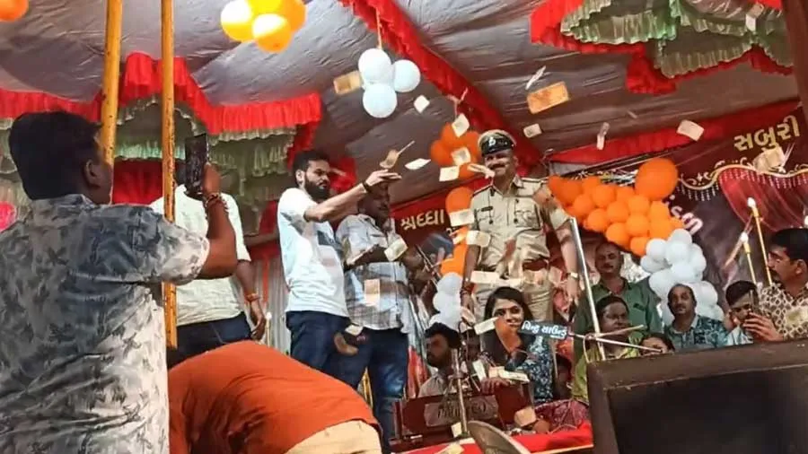 સુરતમાં નોકરી અને નવસારીના ડાયરામાં PSI પર બુટલેગરોએ નોટોનો વરસાદ કર્યો