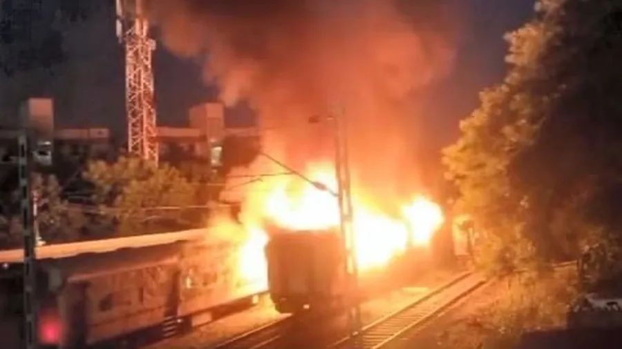 ટ્રેનમાં ગેરકાયદેસર ગેસનો બાટલો લાવી ચા બનાવવા જતા આગ લાગતા 10 લોકો જીવતા સળગ્યા