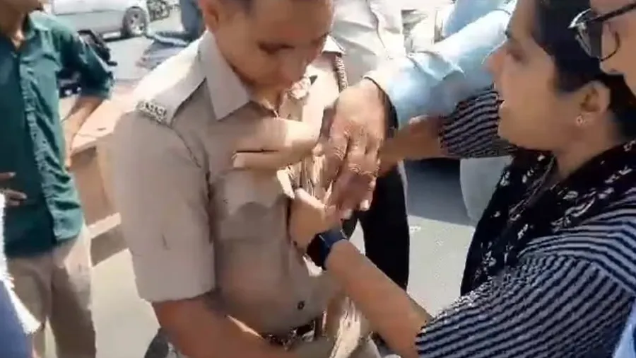 રોડ જામમાં સાઇડ ન આપવા પર કાર સવાર મહિલા અને પુરુષે પોલીસકર્મીની વર્દી ફાડી