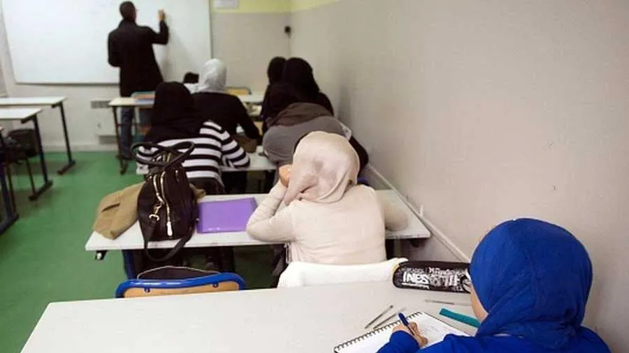 આ દેશે સ્કૂલોમાં સ્કાર્ફ-બુરખા બાદ અબાયા પણ કર્યું બેન, આ કારણે લીધો નિર્ણય