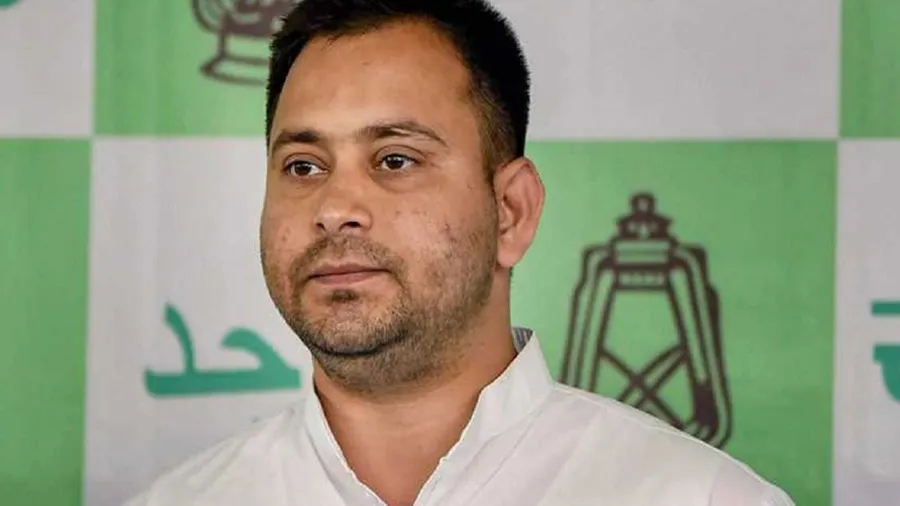 ગુજરાતીઓ માટે એલફેલ બોલી ભેરવાયો લાલુનો દીકરો, અમદાવાદની કોર્ટમાં આવવું પડશે