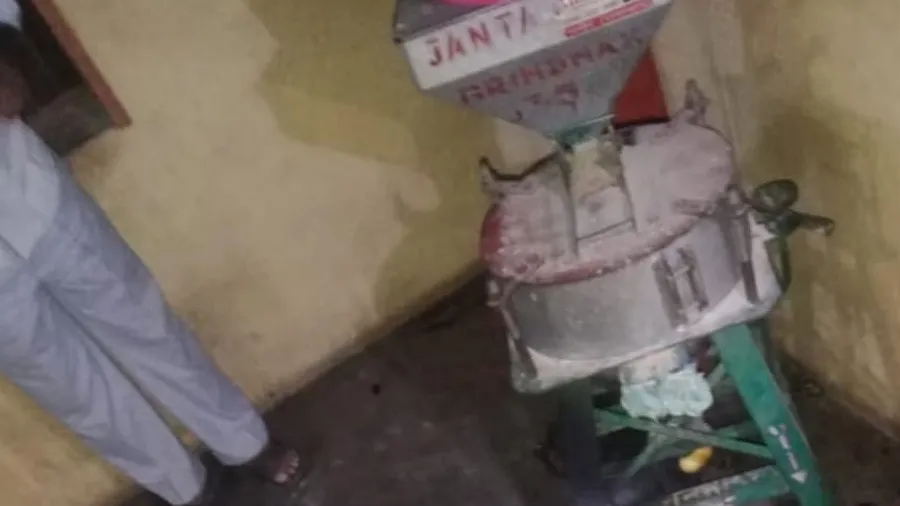 અનાજ દળવાની ઘંટીમાં કરંટ લાગતા એક જ પરિવારના 4ના મોત,2 બાળકો હતા,નાના બચાવવા ગયા