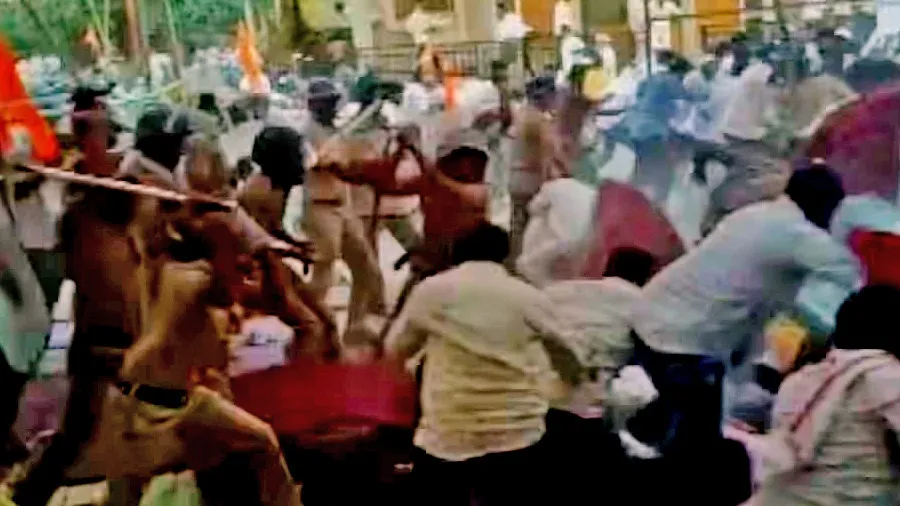 મરાઠા અનામત આંદોલન હિંસક બન્યું, પથ્થરબાજી, લાઠીચાર્જમાં 38 પોલીસકર્મીને ઈજા