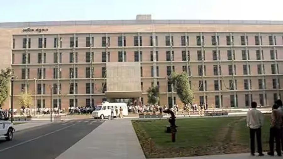 ગુજરાત CMOના સંયુક્ત સચિવને પાણીચું, પત્રિકા કાંડમાં ભૂમિકા હોવાની શંકા