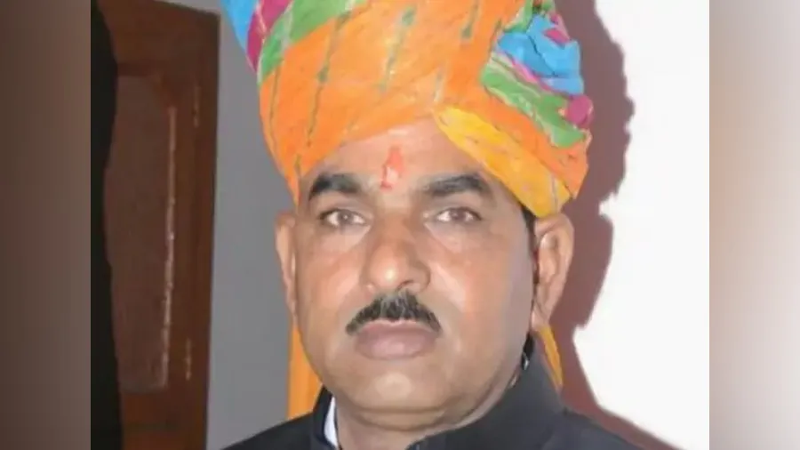 તમારી આંખ નશીલી છે,ચહેરો ખીલેલો છે એવું મહિલાઓને કહેનાર તહસીલદાર સસ્પેન્ડ