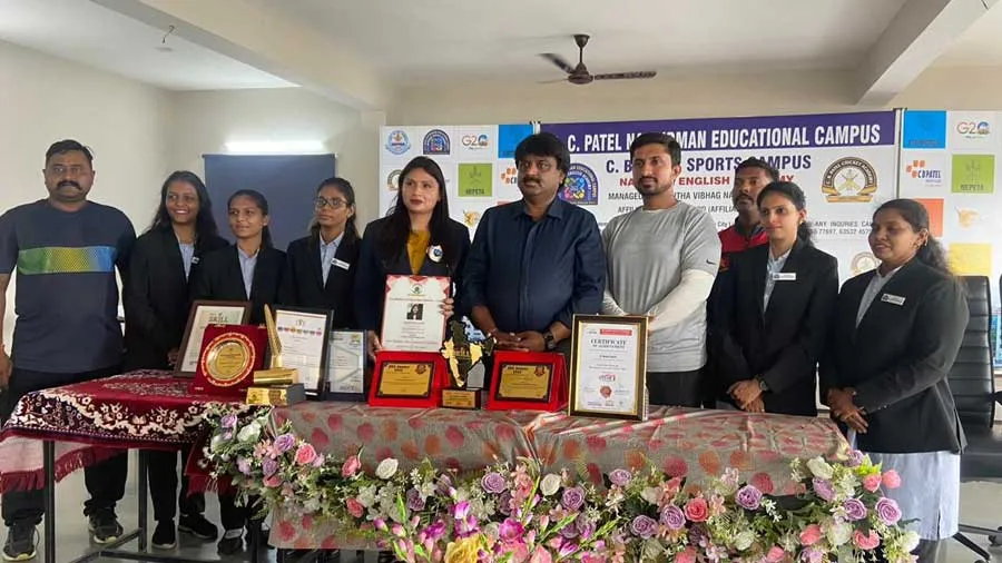 સુરતની નંદુબા ઇંગ્લિશ એકેડમીના આચાર્ય ડો. મોનિકા શર્માનું મોરેશિયસમાં સન્માન