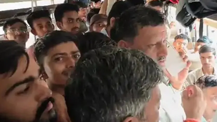 કોંગ્રેસના MLAએ બસ રોકીને કરી મુસાફરોની ગણતરી તો 60ના બદલે નીકળ્યા ડબલ, બોલ્યા..