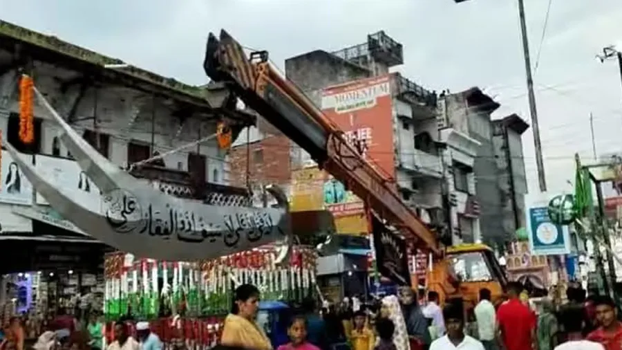 ચેહલ્લુમના જુલૂસમાં ક્રેન પર લટકાવી 20 ફૂટ લાંબી તલવાર, પછી....