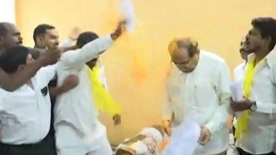 અનામતની સાઇડ ઈફેક્ટ, મહારાષ્ટ્રમાં મંત્રી પર યુવકે હળદર નાખી, જુઓ વીડિયો