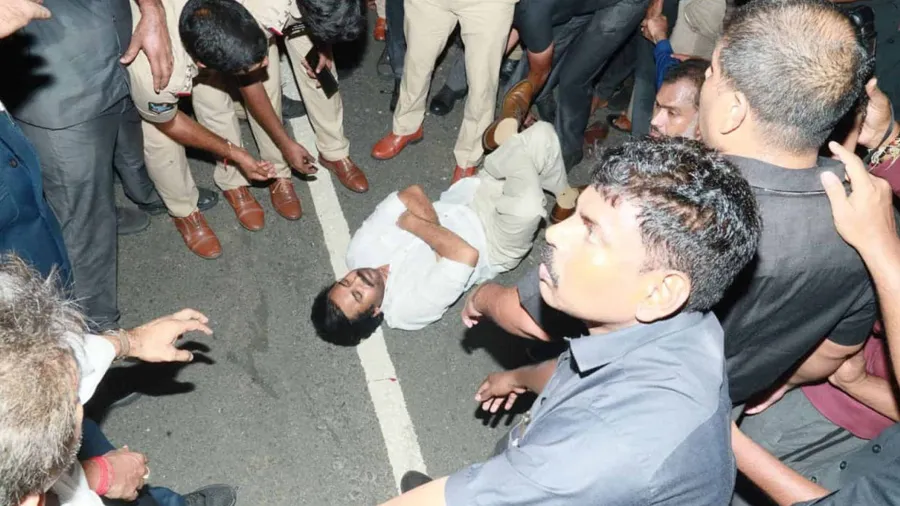 જાણો રસ્તા પર કેમ સૂઈ ગયા અભિનેતા પવન કલ્યાણ, પોલીસે કસ્ટડીમાં લીધા