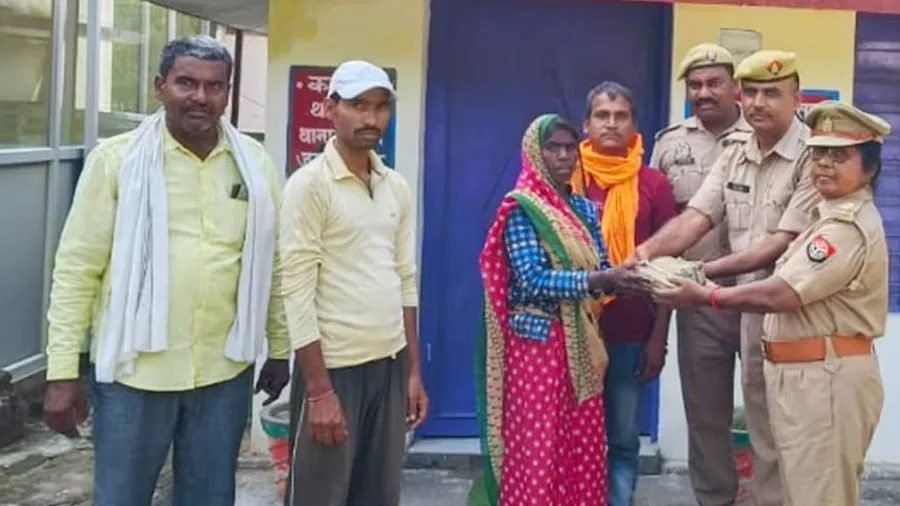 બેગમાં રાખેલા 4.5 લાખ રિક્ષામાં ભૂલી મહિલા, ઈમાનદાર ચાલક પોલીસ સ્ટેશન લઈ ગયો